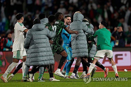 루카 지단 등 알제리 선수들이 나이지리아 선수들과 몸싸움하는 모습. [AP=연합뉴스]