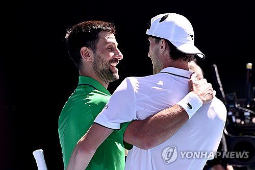 승리 후 상대 선수와 인사하는 조코비치(왼쪽)[EPA=연합뉴스]