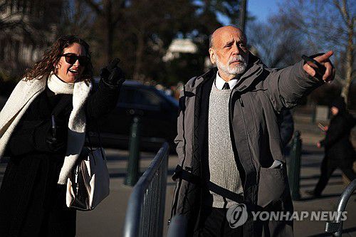 연방 대법원 공개변론 방청한 벤 버냉키 전 연준 의장(오른쪽)[AFP 연합뉴스]