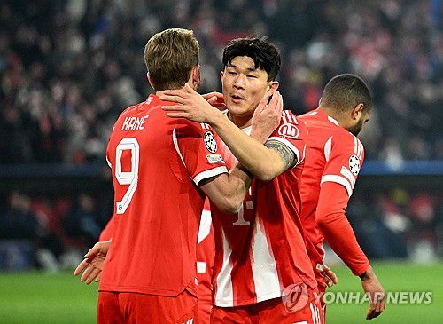 케인의 득점 때 함께 골 세리머니 하는 김민재.[로이터=연합뉴스]