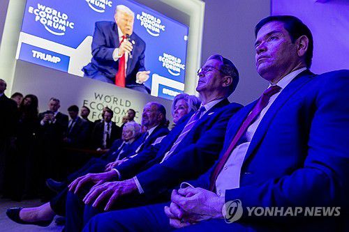 트럼프 연설 지켜보는 미 각료들[스위스 다보스 UPI=연합뉴스. 재판매 및 DB 금지]