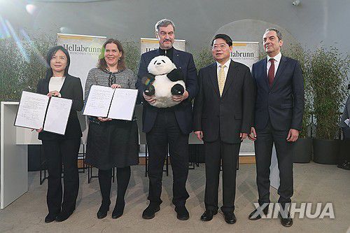 중국·독일, 자이언트판다 보전 협력 협정 체결(뮌헨=신화 연합뉴스) 21일(현지시간) 독일 뮌헨 헬라브룬 동물원에서 열린자이언트판다 보전 협력 협정 서명식에서 덩훙보 주독일 중국대사(오른쪽에서 두번째)가 기념촬영을 하고 있다.