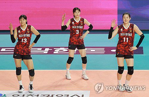 댄스타임(인천=연합뉴스) 한종찬 기자 = 27일 오후 인천 부평구 인천삼산월드체육관에서 열린 프로배구 '2023-2024 도드람 V리그 올스타전' 에서 K-스타 정지윤, 김다인, 이다현이 댄스 세리머니를 선보이고 있다. 2024.1.27 saba@yna.co.kr