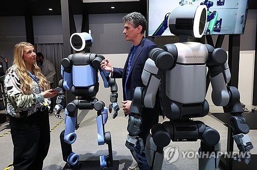 관람객 앞에 모습 드러낸 아틀라스(라스베이거스=연합뉴스) 김성민 기자 = CES 개막일인 지난 6일(현지시간) 미국 네바다주 라스베이거스 컨벤션센터(LVCC) 현대차그룹 부스에 로봇 아틀라스가 전시돼 있다. 2026.1.7 ksm7976@yna.co.kr