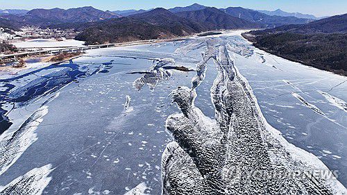 대한 추위에 얼어붙은 남한강(양평=연합뉴스) 한파가 몰아친 지난 20일 경기도 양평군 두물머리 주변 남한강이 얼어있다. [연합뉴스 자료사진]