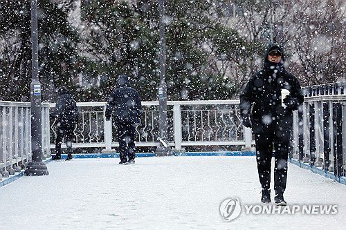 눈 내리는 출근길[연합뉴스 자료사진]