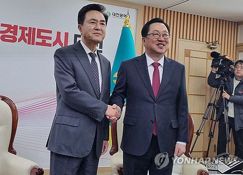 긴급회동 하는 대전시장과 충남지사(대전=연합뉴스) 박주영 기자 = 이장우 대전시장(오른쪽)과 김태흠 충남지사가 21일 대전·충남 행정통합 지원책에 대한 입장을 논의하기 위해 대전시청에서 만나 악수하고 있다. 행정통합과 관련한 회동은 지난 12월 24일에 이어 이번이 두 번째다. 2026.1.21 jyoung@yna.co.kr