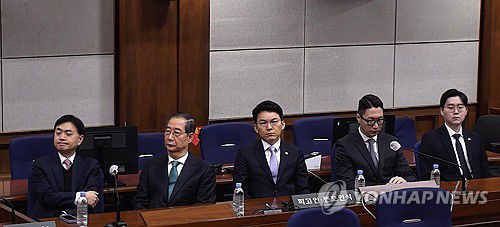 한덕수 '내란 중요임무 종사' 1심 징역 23년…법정구속(서울=연합뉴스) 내란 중요임무 종사 혐의를 받는 한덕수 전 국무총리가 21일 서울중앙지법에서 열린 1심 선고 공판에 출석해 있다. 2026.1.21 [서울중앙지법 제공. 재판매 및 DB 금지] photo@yna.co.kr