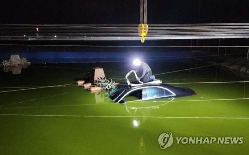 양식장에 빠뜨린 외제 차량[전북경찰청 제공. 재판매 및 DB 금지]