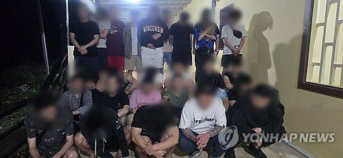 청와대, '캄보디아 스캠조직 강제송환'(서울=연합뉴스) 청와대는 캄보디아 스캠조직 한국 국적 피의자 73명을 22일 강제송환한다고 밝혔다. 사진은 검거 모습. 2026.1.22 [초국가범죄특별대응TF 제공. 재판매 및 DB 금지] photo@yna.co.kr