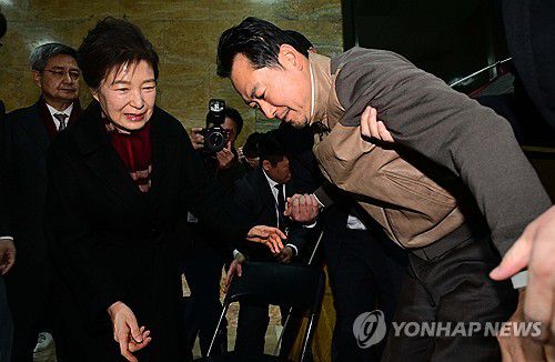 단식 중인 장동혁 대표 만난 박근혜 전 대통령(서울=연합뉴스) 이동해 기자 = 박근혜 전 대통령이 22일 국회 로텐더홀 단식 농성장에서 통일교·공천헌금 '쌍특검' 수용을 요구하며 여드레째 단식 중인 국민의힘 장동혁 대표를 방문하고 있다. 2026.1.22 [공동취재] eastsea@yna.co.kr