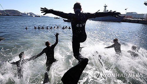 해군 SSU 혹한기 훈련(창원=연합뉴스) 김동민 기자 = 해군 심해잠수사(SSU) 부대원들이 22일 경남 창원시 진해구 진해 군항에서 혹한기 훈련(입수)을 하고 있다. 2026.1.22