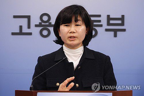 고용부, 올해 근로감독 사업장 1.7배 확대(세종=연합뉴스) 김주성 기자 = 이민재 고용노동부 산업안전보건정책실장이 22일 정부세종청사 고용노동부 기자실에서 2026년 사업장 감독계획을 발표하고 있다. 2026.1.22 utzza@yna.co.kr