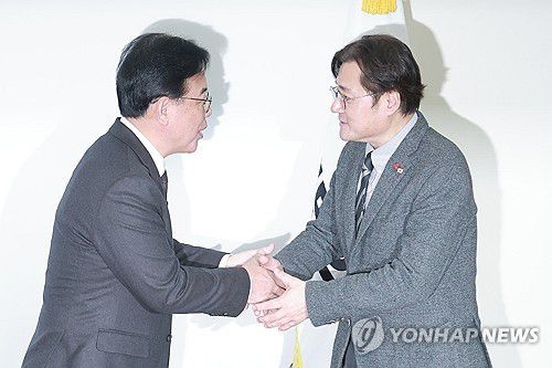 악수하는 국민의힘 송언석 원내대표-홍익표 정무수석(서울=연합뉴스) 신현우 기자 = 국민의힘 송언석 원내대표가 22일 국회를 방문한 홍익표 청와대 정무수석과 악수하고 있다. 2026.1.22 nowwego@yna.co.kr