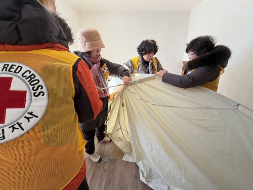 방한 텐트 설치하는 적십자 봉사자들[촬영 장지현]