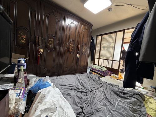 이불이 겹겹이 깔린 김씨의 방[촬영 장지현]