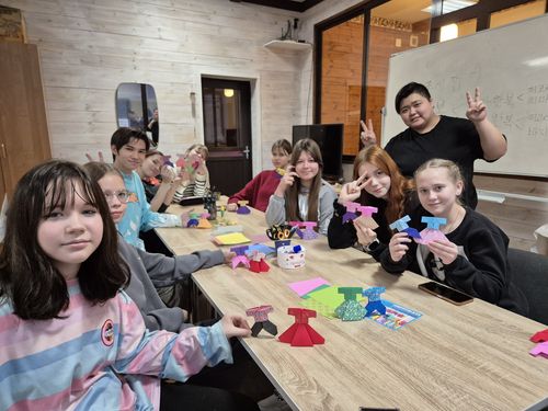 종이접기로 한복 만들며 포즈 취한 한글학교 학생들[노브고로드 한글학교 제공]