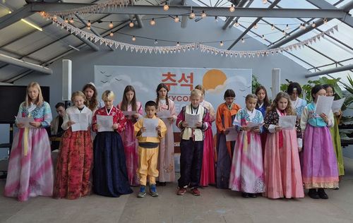 '2025 추석 행사' 훈민정음 서문가 합창러시아 노브고로드 한글학교 '2025 추석 행사'에서 한글학교 학생들이 훈민정음 서문가를 합창하고 있다. [노브고로드 한글학교 제공]