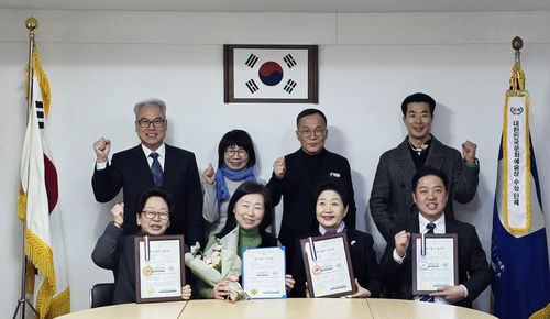 K-종이접기 사범 자격증 수여식(서울=연합뉴스) 박현수 기자 = 22일 종이문화재단에서 러시아 1호 K-종이접기 사범 자격증 수여식 후 서향정 교감이 관계자들과 기념사진을 찍고 있다. 앞줄 왼쪽부터 김영순 종이접기 명인 1호, 서 교감, 노영혜 종이문화재단 이사장, 정규일 ㈜종이나라 대표이사. 뒷줄 왼쪽부터 김영호 노브고로드 한글학교장, 최인숙 경기신문 주필, 김봉섭 지구촌한글학교미래포럼 공동대표, 김태균 탄자니아 한인회장. 2026. 1. 22. phyeonsoo@yna.co.kr