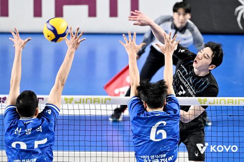 공격하는 현대캐피탈의 허수봉(오른쪽)[한국배구연맹 제공. 재판매 및 DB 금지]