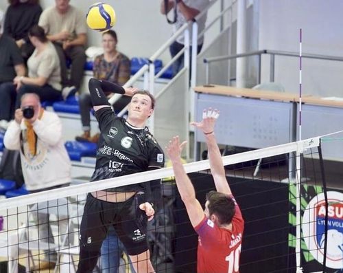 스파이크하는 대한항공의 새 아시아쿼터 이든(왼쪽)[애슬로스 오레스티아다스 구단 홈피 캡처. 재판매 및 DB 금지]