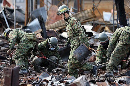 지진현장 피해복구 지원 나간 일본 자위대원들[EPA/JIJI 연합뉴스 자료사진. 재판매 및 DB 금지]