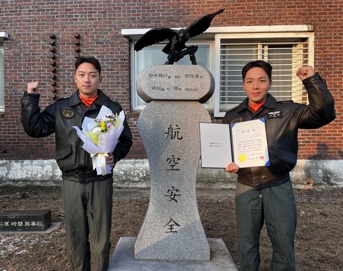 왼쪽부터 김민서 중위와 이학현 대위[특전사 제공. 재판매 및 DB 금지]
