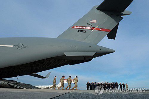 시리아에서 살해된 미군 유해가 지난달 17일 미국 델라웨어 공군기지에 도착한 모습[AFP=연합뉴스. 재판매 및 DB 금지]