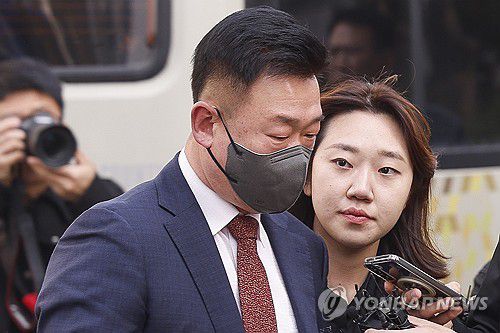 이광우 대통령경호처 경호본부장 영장심사(서울=연합뉴스) 김인철 기자 = 윤석열 대통령 체포 방해 혐의를 받는 이광우 대통령경호처 경호본부장이 21일 서울 마포구 서울서부지방법원에서 구속 전 피의자 심문(영장실질심사)을 위해 법정으로 향하고 있다. 2025.3.21 [공동취재] yatoya@yna.co.kr