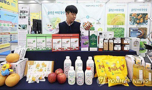 'Y-팜 엑스포' 참가한 울주군(수원=연합뉴스) 홍기원 기자 = 25일 경기도 수원시 영통구 수원컨벤션센터에서 열린 귀농ㆍ귀촌 지역살리기 박람회 '2025 와이팜 엑스포(Y-FARM EXPO)'에서 울주군 부스에 다양한 특산품이 전시돼 있다. 2025.4.25 xanadu@yna.co.kr