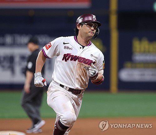 홈런 친 뒤 달리는 임지열(서울=연합뉴스) 류영석 기자 = 9일 서울 고척스카이돔에서 열린 프로야구 2025 KBO리그 LG 트윈스와 키움 히어로즈의 경기.     4회말 1사 1, 3루 상황에서 키움 임지열이 쓰리런 홈런을 친 뒤 그라운드를 돌고 있다. 2025.9.9 ondol@yna.co.kr