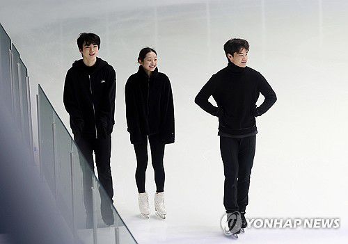 훈련 나선 피겨 선수들(서울=연합뉴스) 이지은 기자 = 2026 밀라노·코르티나담페초 동계올림픽에 출전하는 피겨 스케이팅 차준환(왼쪽부터), 신지아, 김현겸이 6일 서울 노원구 태릉선수촌 실내빙상장에서 훈련하고 있다. 2026.1.6 jieunlee@yna.co.kr