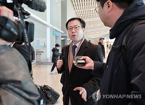 미국으로 출국하는 여한구 통상교섭본부장(영종도=연합뉴스) 류영석 기자 = 여한구 통상교섭본부장이 11일 제이미슨 그리어 미국 무역대표부(USTR) 대표 등과 면담을 위해 인천국제공항 제2여객터미널에서 미국 워싱턴으로 출국하고 있다. 2026.1.11 ondol@yna.co.kr