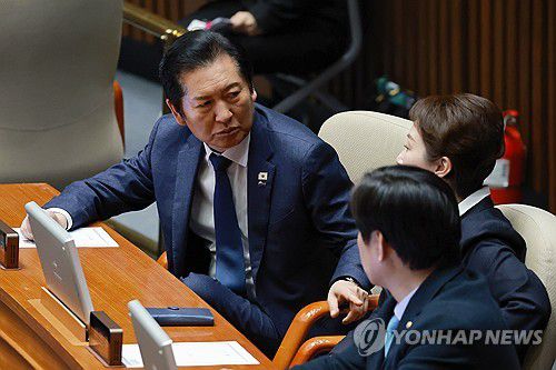 최고위원들과 대화하는 정청래 대표(서울=연합뉴스) 신현우 기자 = 더불어민주당 정청래 대표가 15일 국회 본회의에서 이언주, 황명선 최고위원과 대화하고 있다. 2026.1.15 nowwego@yna.co.kr