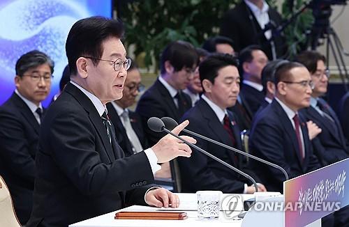 신년기자회견, 답변하는 이재명 대통령(서울=연합뉴스) 김도훈 기자 = 이재명 대통령이 지난 21일 청와대 영빈관에서 열린 신년기자회견에서 취재진 질문에 답하고 있다. 2026.1.21 superdoo82@yna.co.kr