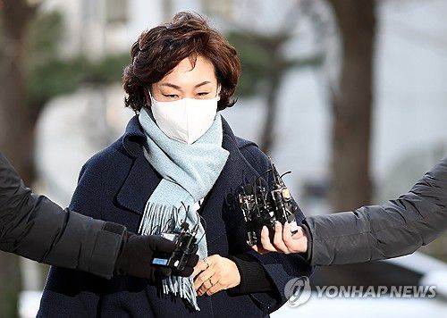 김병기 의원 배우자, 경찰 출석(서울=연합뉴스) 윤동진 기자 = 법인카드 유용 의혹을 받는 무소속 김병기 의원의 배우자 이예다 씨가 지난 22일 조사를 받기 위해 서울 마포구 서울경찰청 공공범죄수사대로 출석하고 있다. 2026.1.22 mon@yna.co.kr