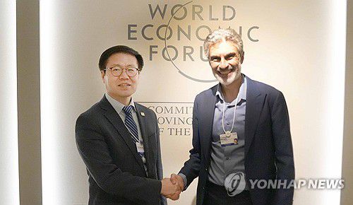 여한구 통상교섭본부장, 캐나다 몬트리올대 교수 면담(서울=연합뉴스) 여한구 산업통상부 통상교섭본부장이 21일(현지시간) 스위스 다보스에서 요슈아 벤지오 캐나다 몬트리올대학교 교수와 면담, 기념 촬영하고 있다. 2026.1.22 [산업통상부 제공. 재판매 및 DB 금지] photo@yna.co.kr