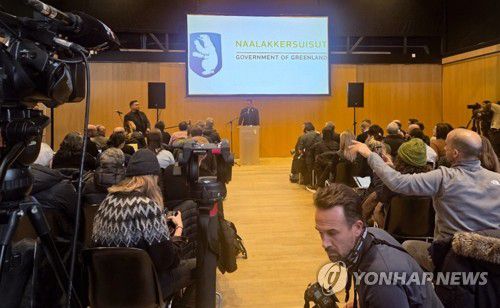 내외신 취재진이 결집한 그린란드 총리 기자회견(누크=연합뉴스) 현윤경 특파원 = 22일(현지시간) 그린란드 수도 누크 문화센터에서 닐센 그린란드 총리가 기자회견을 하고 있다. 2026.1.23 ykhyun14@yna.co.kr