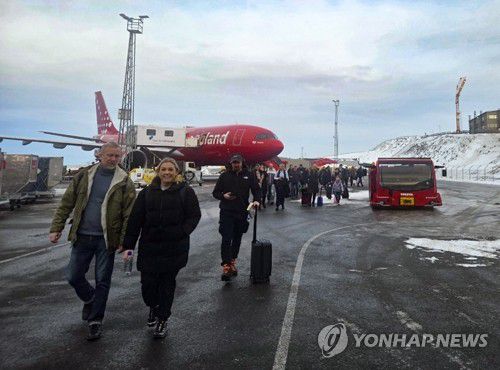 그린란드 누크 공항에 착륙한 비행기(누크=연합뉴스) 현윤경 특파원 = 22일(현지시간) 그린란드 누크 공항에 착륙한 에어 그린란드 여객기. 2026.1.23 ykhyun14@yna.co.kr