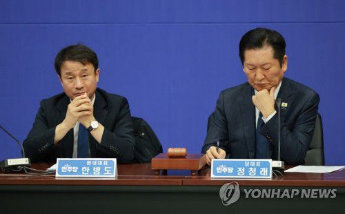 발언 듣는 정청래 대표와 한병도 원내대표(진천=연합뉴스) 신현우 기자 = 더불어민주당 정청래 대표와 한병도 원내대표가 23일 충북 진천 국가대표선수촌에서 열린 현장 최고위원회의에서 박지원 최고위원의 조국혁신당과의 합당 추진을 우려하는 발언을 듣고 있다. 2026.1.23 nowwego@yna.co.kr