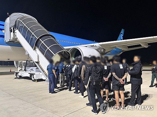 '캄보디아 범죄조직' 한국인 국내 송환(서울=연합뉴스) 캄보디아에서 스캠(scam·사기), 인질강도 등 범행을 저지른 한국인 범죄 조직원들이 23일 캄보디아 프놈펜국제공항에서 국내로 송환되고 있다. 2026.1.23 [경찰청 제공. 재판매 및 DB 금지] photo@yna.co.kr