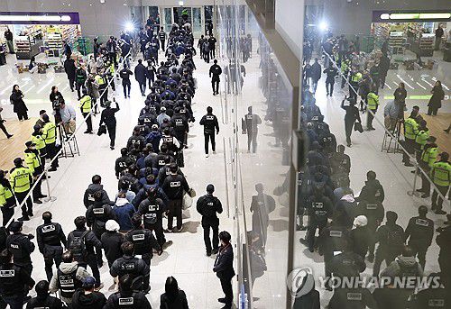 캄보디아 한국인 스캠조직 강제송환(영종도=연합뉴스) 신준희 기자 = 캄보디아에서 스캠(scam·사기), 인질강도 등 범행을 저지른 한국인 범죄 조직원들이 23일 인천국제공항을 통해 국내로 송환돼 수사기관으로 압송되고 있다. 2026.1.23 hama@yna.co.kr
