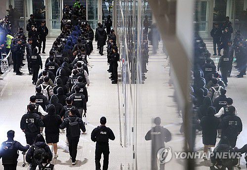 캄보디아 한국인 스캠조직 강제송환(영종도=연합뉴스) 신준희 기자 = 캄보디아에서 스캠(scam·사기), 인질강도 등 범행을 저지른 한국인 범죄 조직원들이 23일 인천국제공항을 통해 국내로 송환돼 수사기관으로 압송되고 있다. 2026.1.23 hama@yna.co.kr