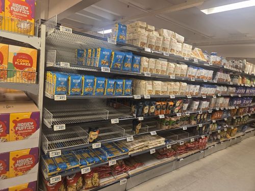 중간 중간 텅빈 매대(누크=연합뉴스) 현윤경 특파원 = 23일 누크의 한 슈퍼마켓 매대 곳곳에 빈자리가 눈에 띈다. 2026.1.23