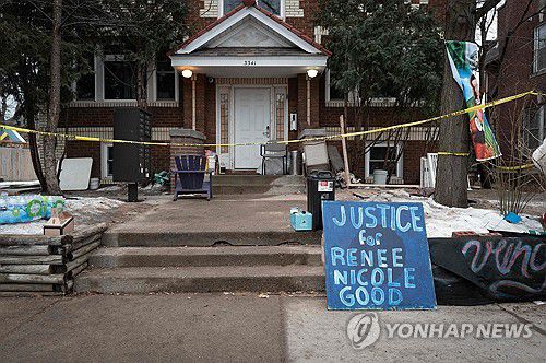 미국 미네소타주에서 ICE 총격 희생자 추모 문구 내건 주택[AFP=연합뉴스. 재판매 및 DB 금지]
