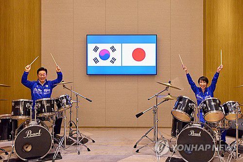 드럼 합주하는 한일 정상(나라=연합뉴스) 김도훈 기자 = 이재명 대통령과 다카이치 사나에 일본 총리가 13일 일본 나라현에서 정상회담 후 환담장에서 드럼 합주를 하고 있다. 양 정상은 '케이팝 데몬 헌터스'의 주제가 '골든'과 BTS의 히트곡 '다이너마이트'에 맞춰 드럼을 함께 연주했다. 다카이치 총리는 학창 시절 헤비메탈 록밴드 드러머로 활동했다. 2026.1.13 [공동취재 제공. 재판매 및 DB 금지] superdoo82@yna.co.kr