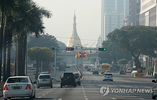 총선 치러진 미얀마 양곤 시내 도로[EPA 연합뉴스. 재판매 및 DB 금지]