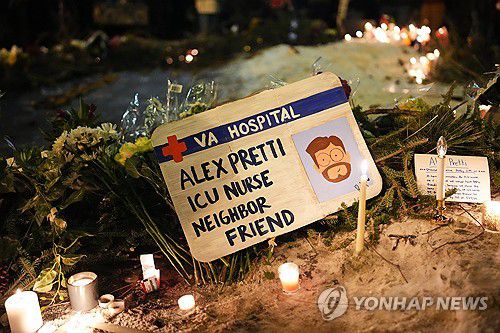 중환자실 간호사, 이웃, 그리고 친구. 프레티가 사살된 현장에 놓인 애도 글[AP 연합뉴스. 재판매 및 DB 금지]