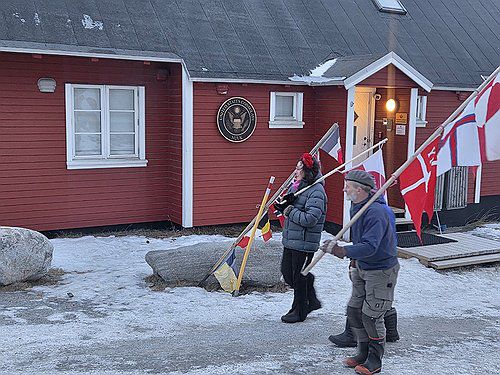 미국 영사관 앞에서 항의 시위하는 그린란드 주민들(누크=연합뉴스) 현윤경 특파원 = 24일 그린란드 누크에 있는 미국 영사관 앞에서 그린란드 깃발을 든 주민들이 항의 행진을 하고 있다. 2026.1.25 ykhyun14@yna.co.kr