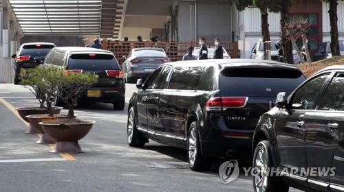 코로나19 유행 당시 사망자가 급증하면서 한 화장장 앞에 장례 행렬이 대기하고 있다. [연합뉴스 자료사진]